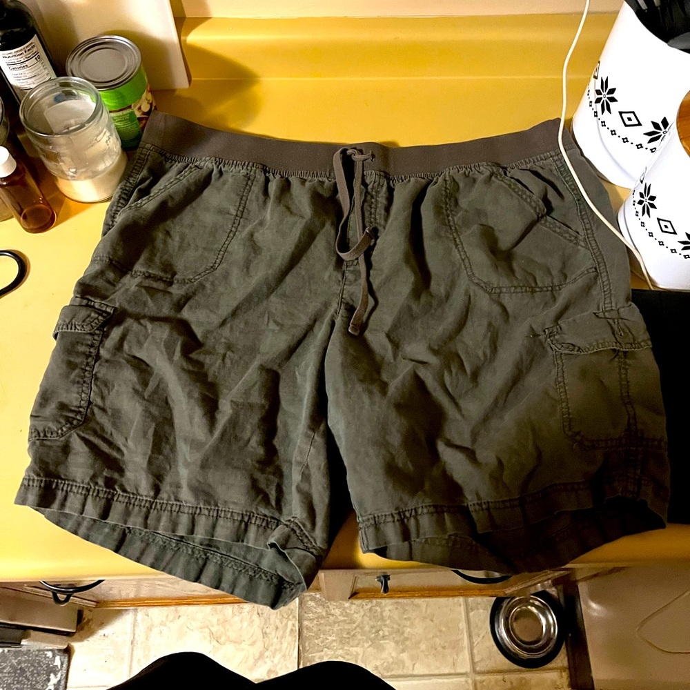 Dark green mid thigh shorts. Very flattering plus size